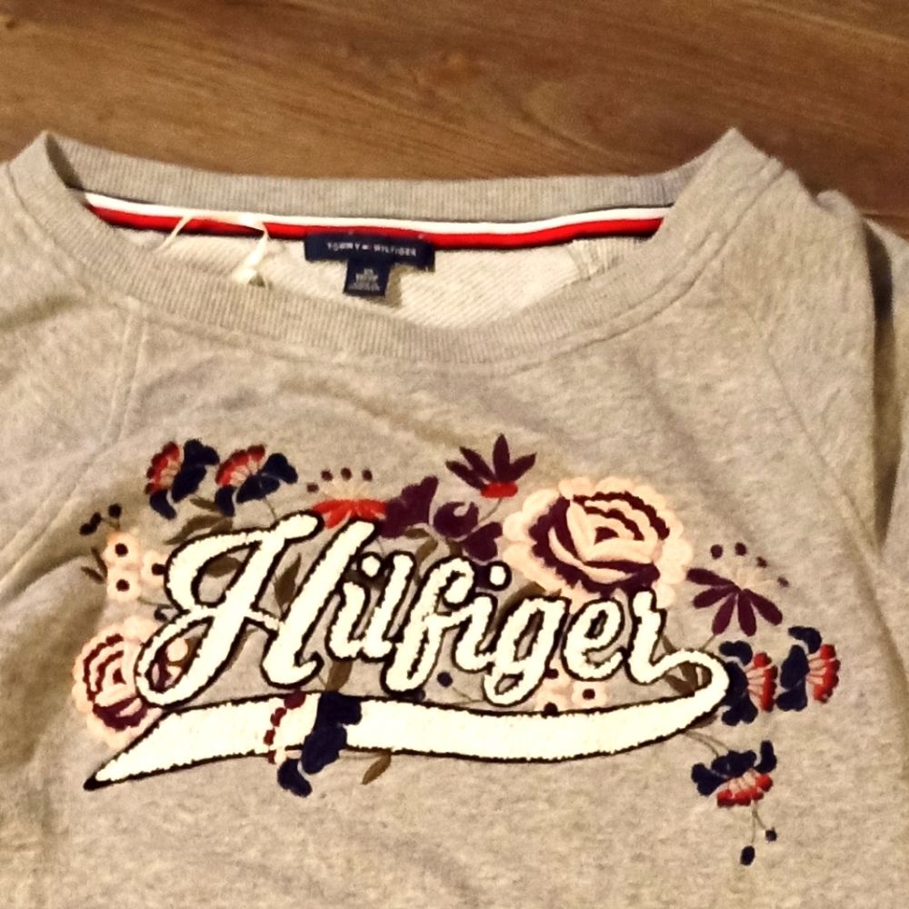 7. $25 TOMMY HILFIGER NWT Long Sleeve Gray Floral Spell-Out Sweatshirt m